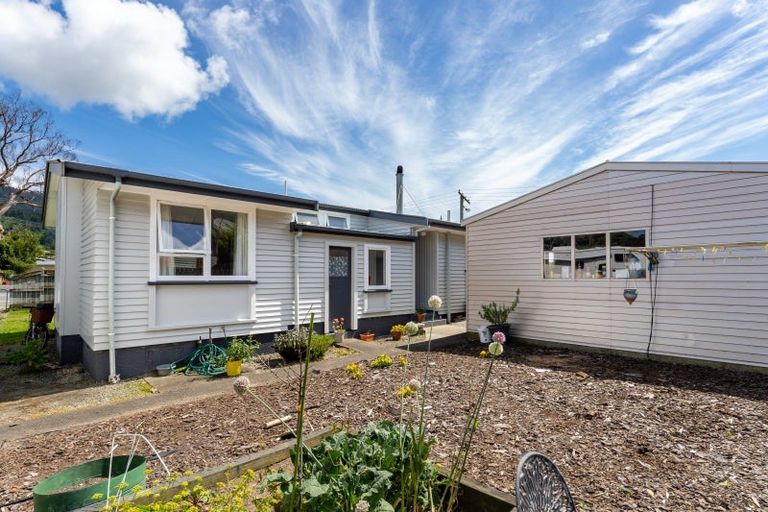 Photo of property in 16 Wairau Road, Picton, 7220