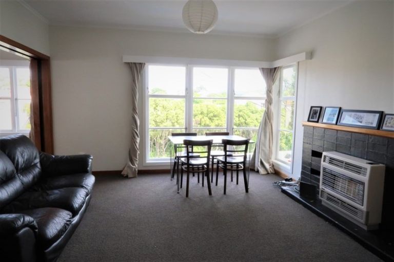 Photo of property in 70 Northland Road, Northland, Wellington, 6012