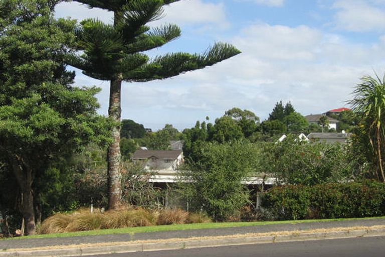 Photo of property in 2/21 Girrahween Drive, Totara Vale, Auckland, 0629