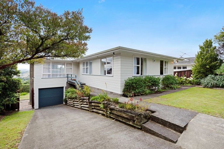 Photo of property in 4 Bishops Glen, Tawa, Wellington, 5028