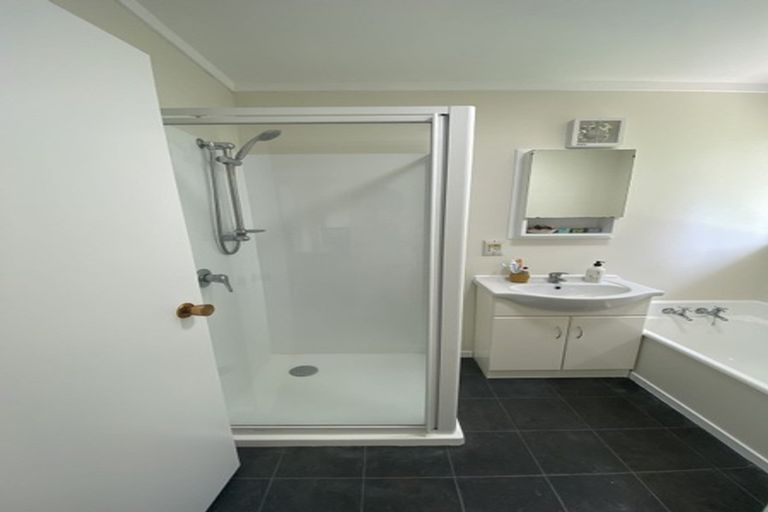 Photo of property in 42 Claverdon Drive, Massey, Auckland, 0614