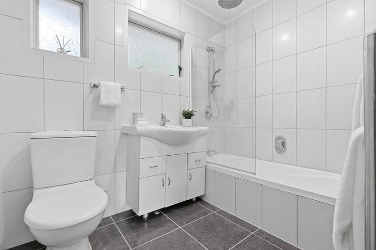 Photo of property in 2/12 Mahuta Grove, Northcote, Auckland, 0627