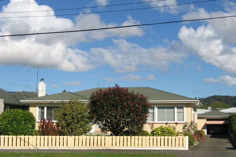 Photo of property in 17 Hall Grove, Ebdentown, Upper Hutt, 5018