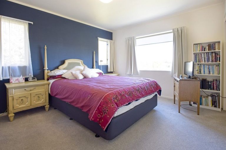 Photo of property in 2/30 Sunset Road, Unsworth Heights, Auckland, 0632