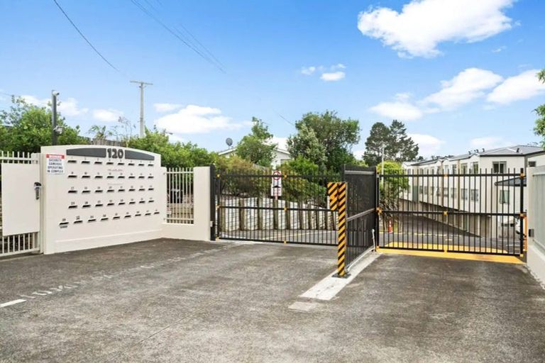 Photo of property in The Haven, 9/120 Beach Haven Road, Beach Haven, Auckland, 0626