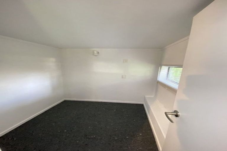 Photo of property in 28 Barker Rise, Northcross, Auckland, 0632