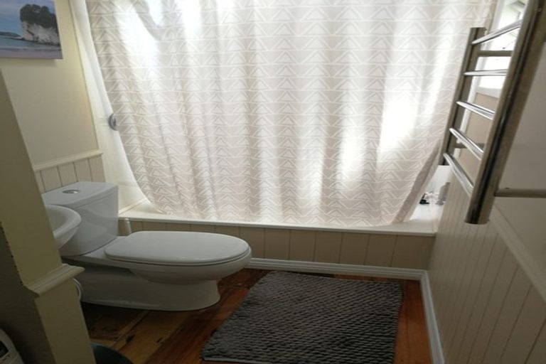 Photo of property in 180 Sutherland Road, Lyall Bay, Wellington, 6022