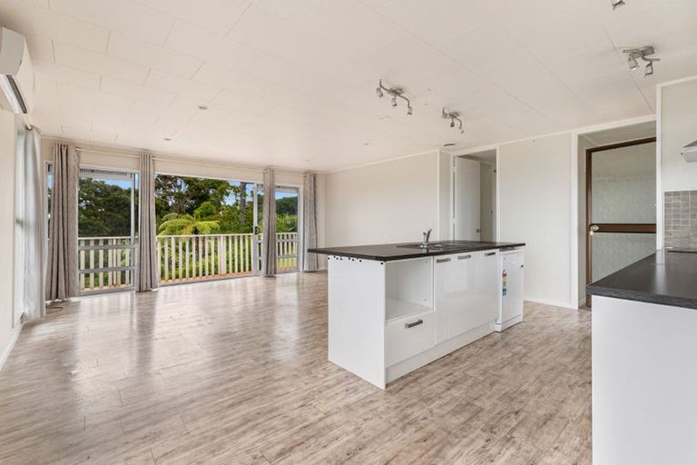 Photo of property in 98 Wade River Road, Stanmore Bay, Whangaparaoa, 0932