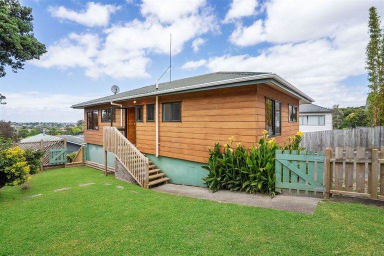 Photo of property in 2/16 Laurina Road, Sunnynook, Auckland, 0620