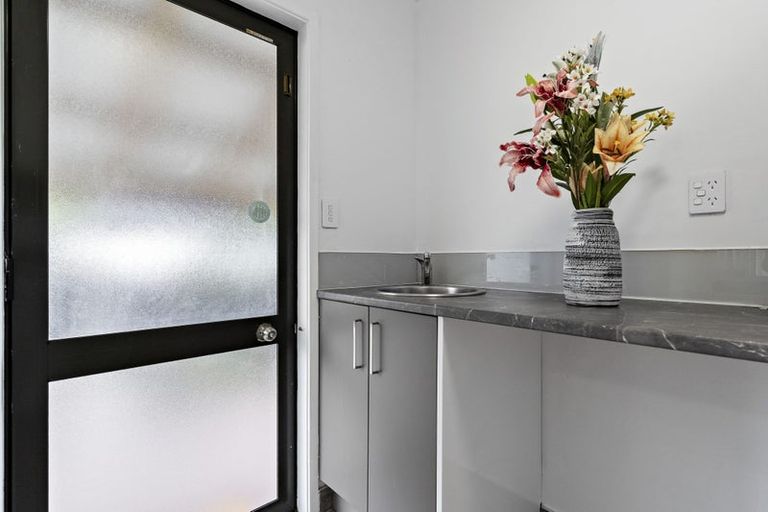 Photo of property in 2/9 Wharf Road, Te Atatu Peninsula, Auckland, 0610