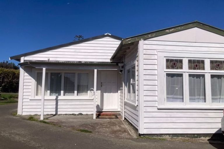 Photo of property in 7-8/26 Main Road, Titahi Bay, Porirua, 5022