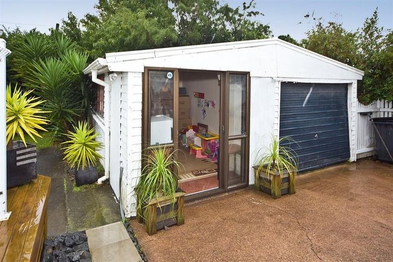 Photo of property in 6 Grainger Road, Te Atatu South, Auckland, 0610