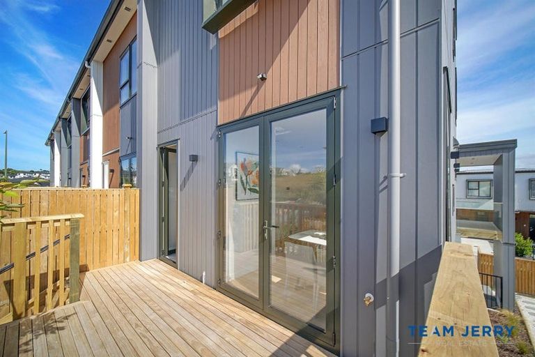 Photo of property in 1 Heketara Way, Massey, Auckland, 0614