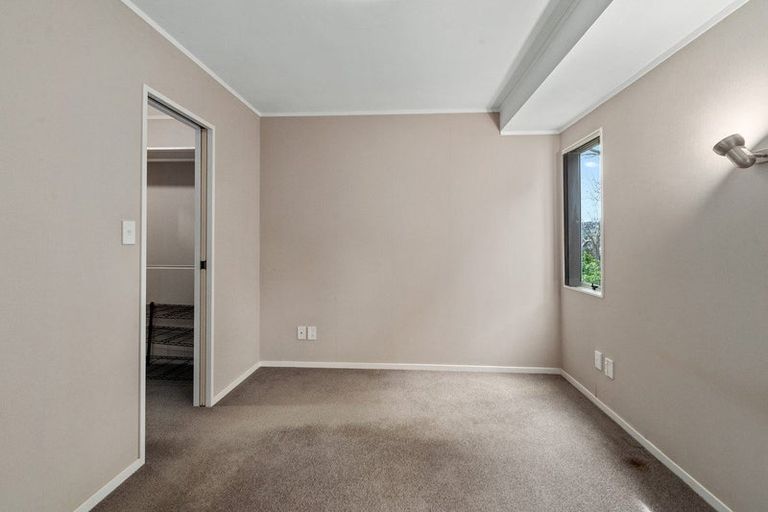 Photo of property in 76 Barbados Drive, Unsworth Heights, Auckland, 0632