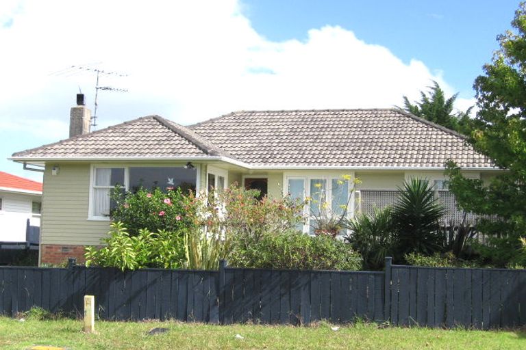 Photo of property in 53 Fairclough Road, Beach Haven, Auckland, 0626