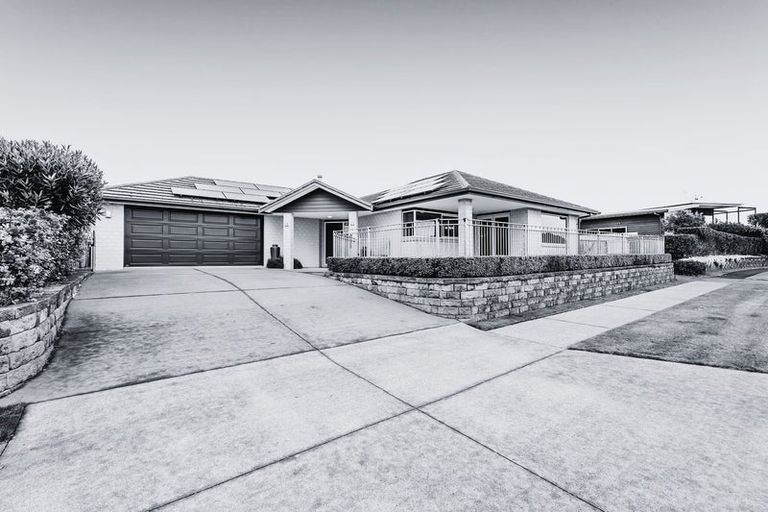 Photo of property in 6 Saint Andrews Parkway, Waiwhakaiho, New Plymouth, 4312