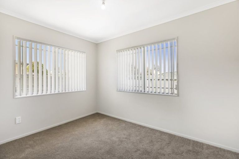 Photo of property in 30 Etherton Drive, Weymouth, Auckland, 2103