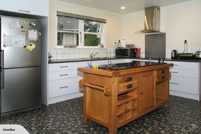 Photo of property in 32 Leadley Lane, Tawa, Wellington, 5028