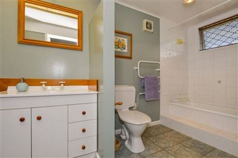 Photo of property in 11 Otakau Road, Milford, Auckland, 0620