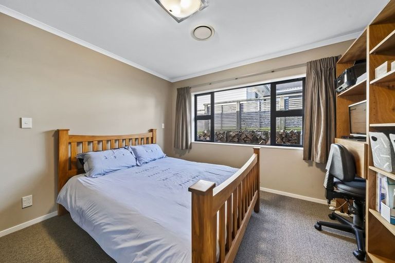 Photo of property in 10 Mervyn Kemp Drive, Tawa, Wellington, 5028