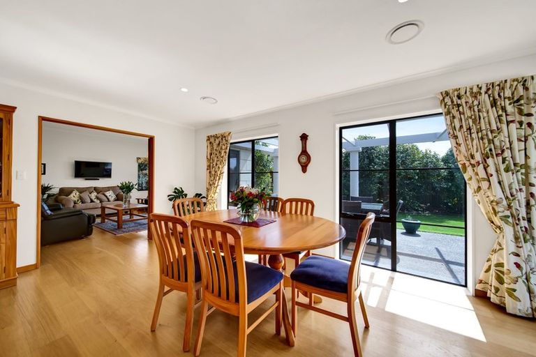 Photo of property in 10 Kinross Drive, Merrilands, New Plymouth, 4312
