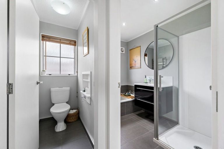 Photo of property in 10 Pimlico Place, Newlands, Wellington, 6037