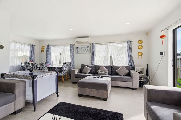 Photo of property in 2/31 Solveig Place, Randwick Park, Auckland, 2105