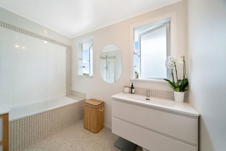 Photo of property in 7 Kelwyn Road, Kelston, Auckland, 0602