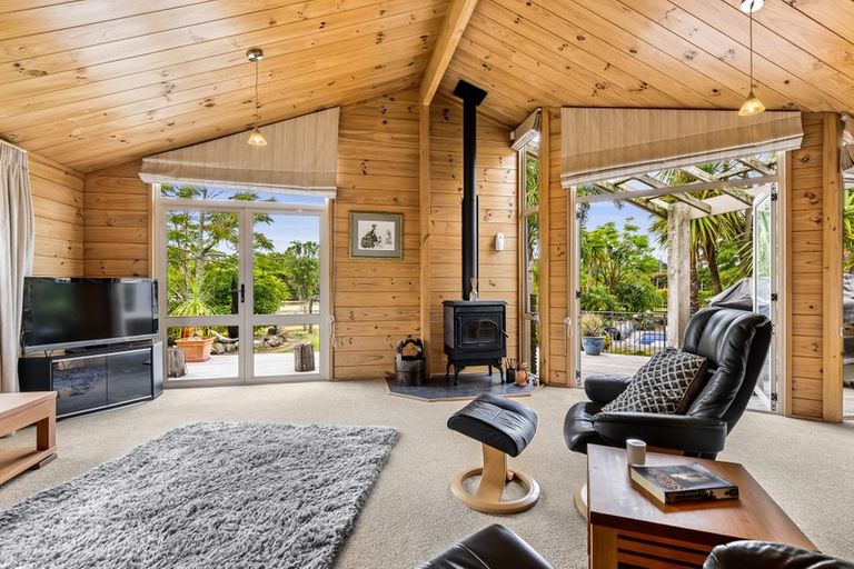 Photo of property in 136 Oraha Road, Kumeu, 0892