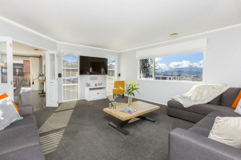 Photo of property in 32 King Charles Drive, Kingsley Heights, Upper Hutt, 5018