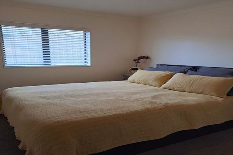 Photo of property in 2 Kirikiri Drive, Papakura, 2110