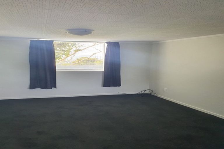 Photo of property in 1/177 Glenfield Road, Hillcrest, Auckland, 0627