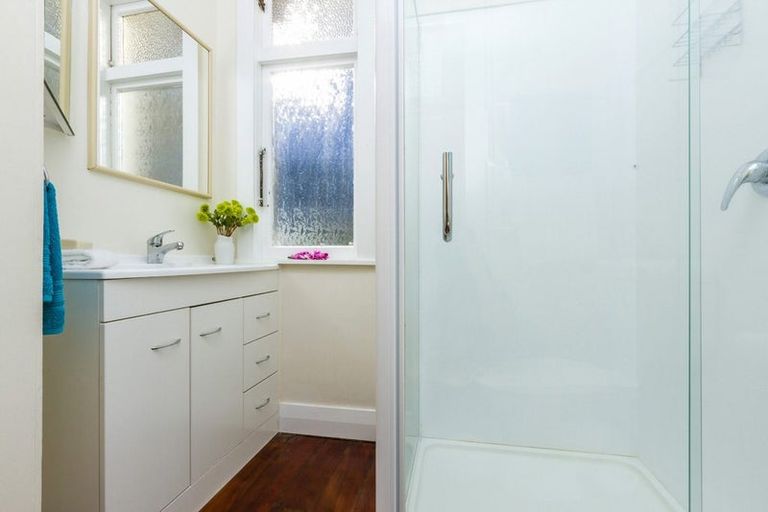 Photo of property in 147 Vauxhall Road, Narrow Neck, Auckland, 0624