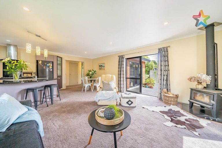 Photo of property in 5 Maru Street, Stokes Valley, Lower Hutt, 5019