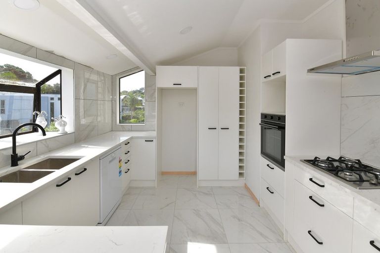 Photo of property in 1/84 Beach Road, Castor Bay, Auckland, 0620