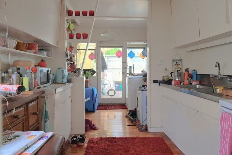 Photo of property in 242a Oriental Parade, Oriental Bay, Wellington, 6011