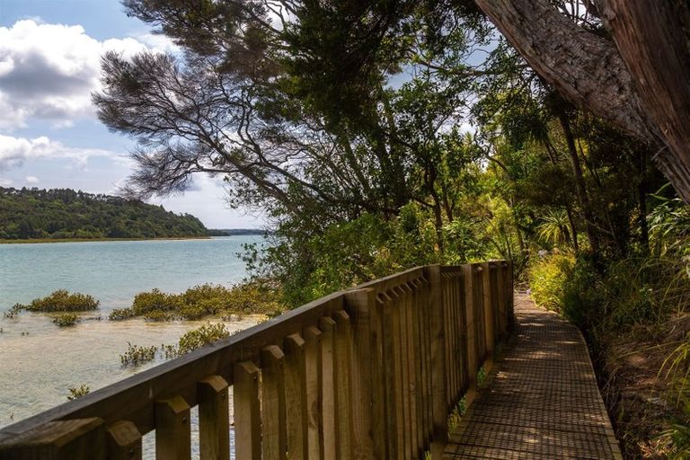 Photo of property in 1 Gails Drive, Okura, Auckland, 0792