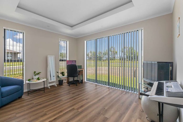 Photo of property in 2 Poutawa Lane, Clarks Beach, 2122