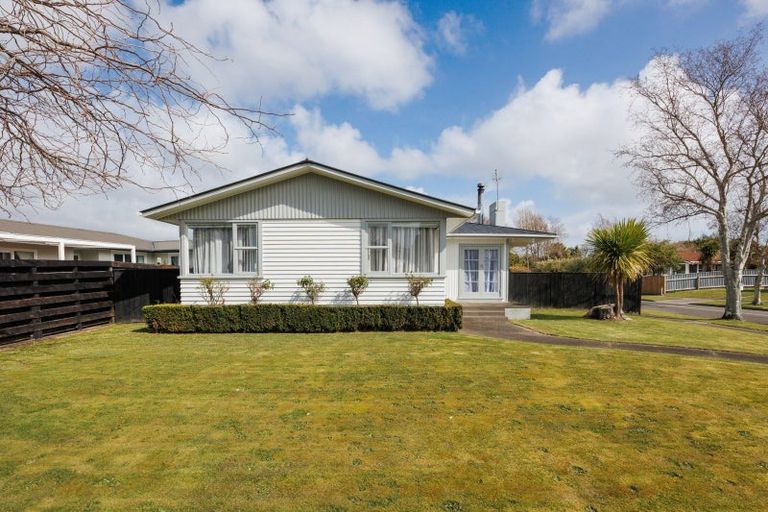 Photo of property in 144 Ruamahanga Crescent, Terrace End, Palmerston North, 4410