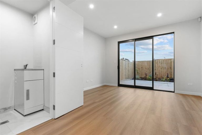 Photo of property in 27 Kuaha Road, Massey, Auckland, 0614