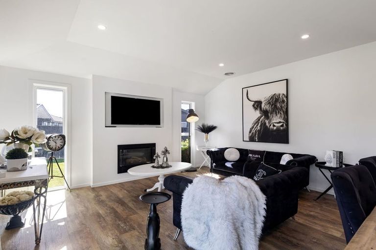 Photo of property in 111 Johnstone Drive, Fitzherbert, Palmerston North, 4410