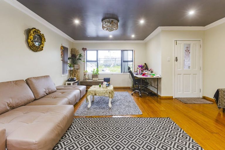 Photo of property in 73 Blake Road, Mangere East, Auckland, 2024