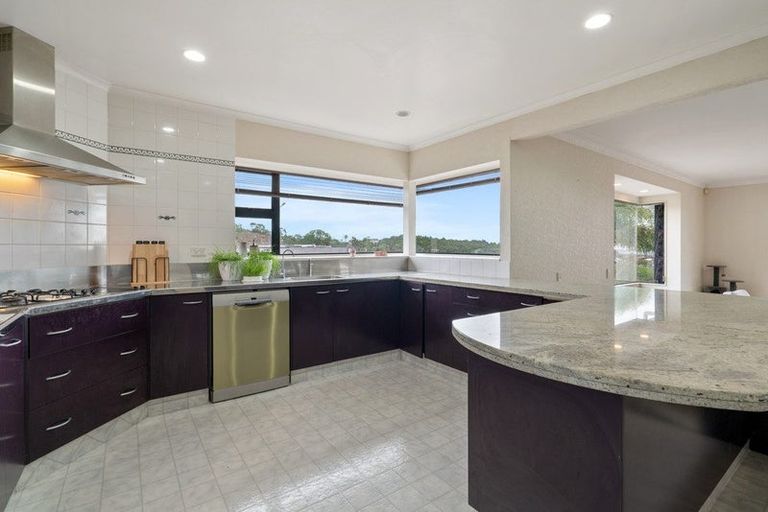 Photo of property in 56 Ribbonwood Crescent, Goodwood Heights, Auckland, 2105