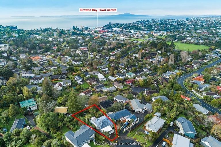 Photo of property in 16 Limmer Place, Browns Bay, Auckland, 0632