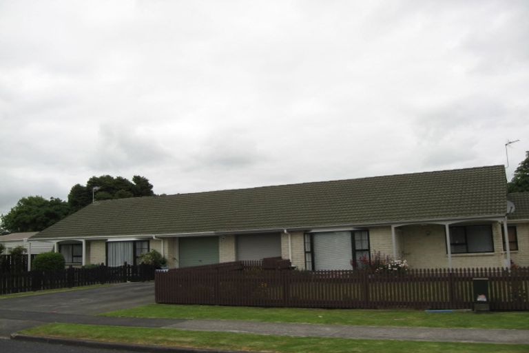 Photo of property in 2/26 Walter Strevens Drive, Conifer Grove, Takanini, 2112