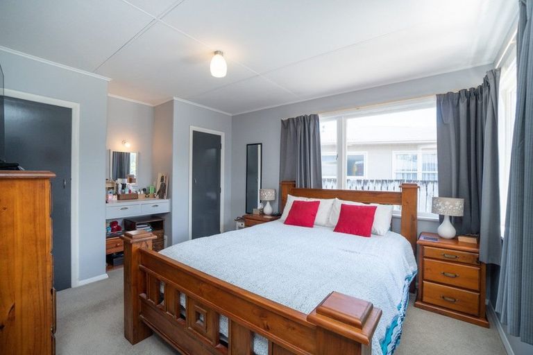 Photo of property in 88 Wikiriwhi Crescent, Awapuni, Palmerston North, 4412