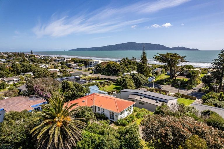 Photo of property in 4 Rangihiroa Street, Waikanae Beach, Waikanae, 5036