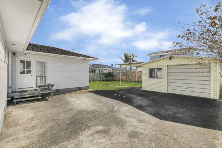 Photo of property in 25 Glennandrew Drive, Half Moon Bay, Auckland, 2012