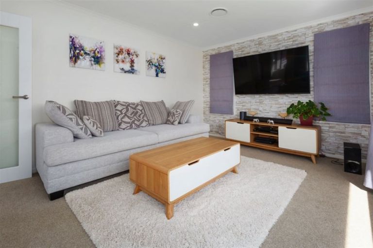 Photo of property in 82 Queen Charlotte Drive, Aotea, Porirua, 5024