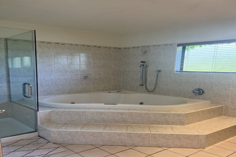 Photo of property in 48 Tawa Road, Kumeu, 0891